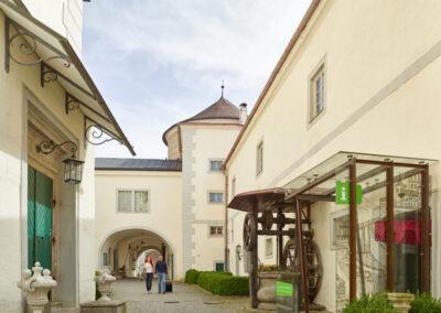 Ankunft zweier Gaeste im Schlosshof Schloss Weinberg
