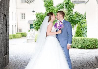 Brautpaar am Eingang zum Schloss Weinberg