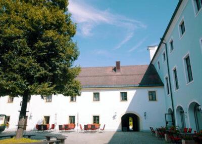 Schlossinnenhof mit Sitzgelegenheiten Schloss Zell