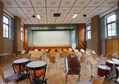 Instrumente und Notenstaender fuer Orchesterprobe im Mehrzwecksaal Schloss Zell