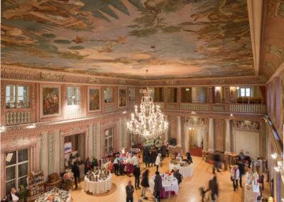 Blick von der Galerie auf den Freskensaal mit Ausstellern des Zeller Schloss Advents