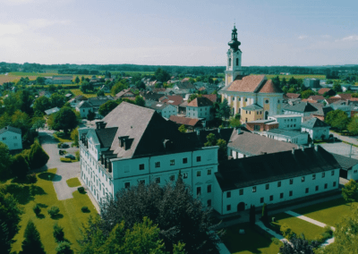 Luftaufnahme des Ortes Zell an der Pram mit dem Schloss und der Kirche im Hintergrund