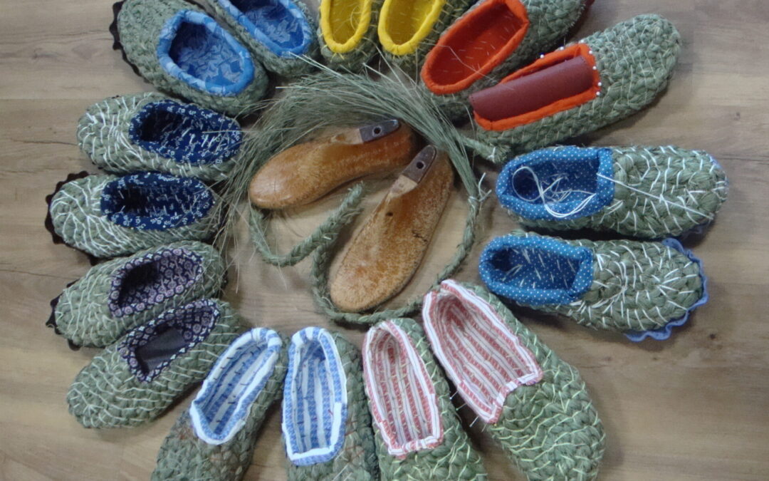 Kreativ-Werk-Tage: Raschpatschen – Schuhe aus Gras