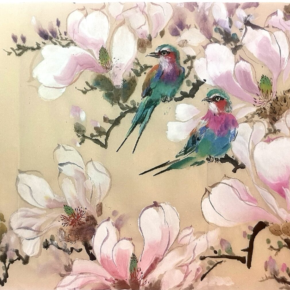 Blumen, Vögel und Insekten mit chinesischer Tuschemalerei Aquarellbild mit großen rosa Blüten, auf denen zwei türkisgrüne-pink-rote Vögel sitzen, der Hintergrund ist beige gestaltet
